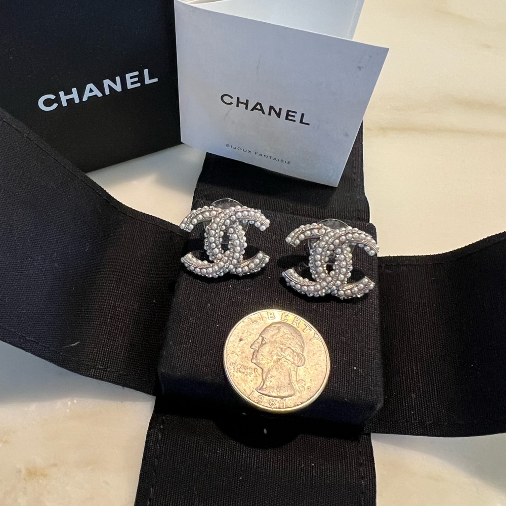 😍Authentic Chanel CC pearl,Silver and crystal Earrings